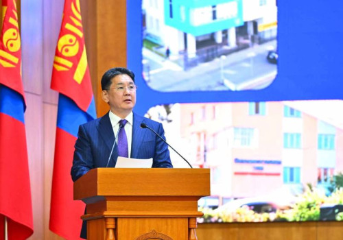 Ерөнхийлөгч У.Хүрэлсүх хувийн хэвшлийн эрүүл мэндийн байгууллага, Өрхийн эрүүл мэндийн төвийн эмч ажилтнуудтай уулзлаа
