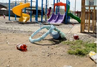 Эвдэрсэн савлуур, зэвэрсэн гулсуур: Хүүхдүүд эрсдэл дунд тоглож байна