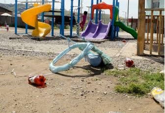 Эвдэрсэн савлуур, зэвэрсэн гулсуур: Хүүхдүүд эрсдэл дунд тоглож байна