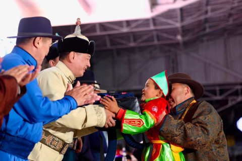 Монгол Улсын Ерөнхийлөгч хурдан морины унаач хүүхдүүдэд баяр хүргэж бэлэг гардуулав