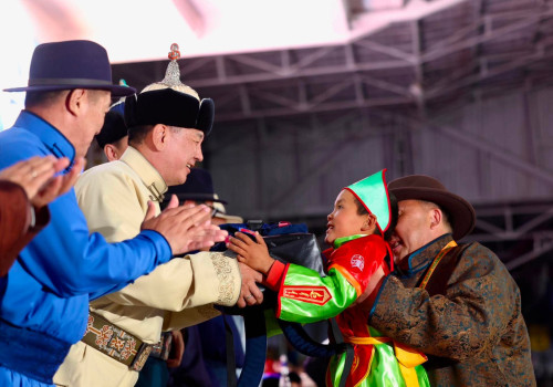 Монгол Улсын Ерөнхийлөгч хурдан морины унаач хүүхдүүдэд баяр хүргэж бэлэг гардуулав
