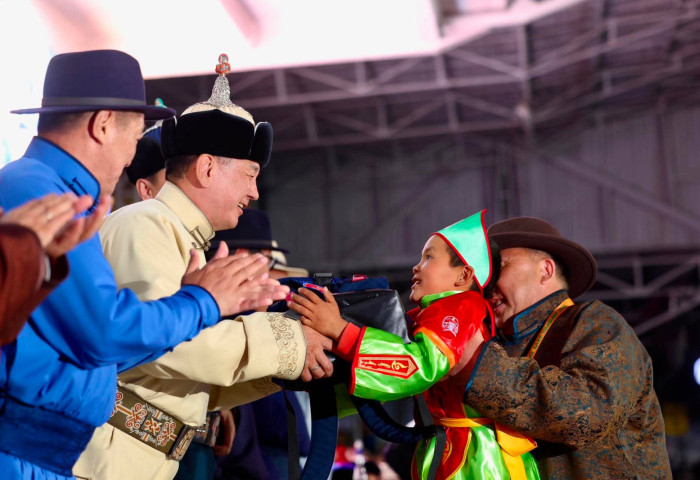 Монгол Улсын Ерөнхийлөгч хурдан морины унаач хүүхдүүдэд баяр хүргэж бэлэг гардуулав