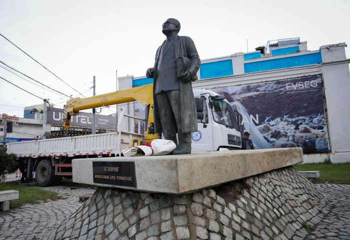 Төр, нийгмийн нэрт зүтгэлтэн С.Зоригийн хөшөөг буцаан байрлууллаа