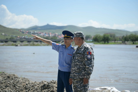 Нийслэлийн Засаг дарга бөгөөд Улаанбаатар хотын Захирагч Б.Пүрэвдагва ХУД-ийн 12,13, 14-р хорооны үер, усны эрсдэлтэй цэгүүдэд ажиллалаа