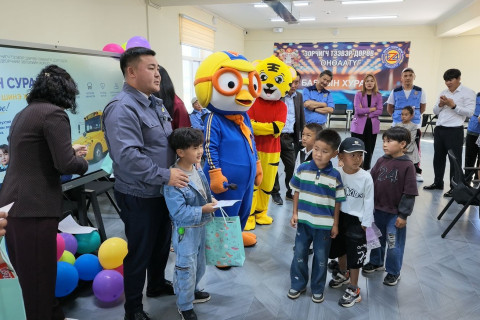 “Зорчигч тээвэр дөрөв” ОНӨААТҮГ ажилчдынхаа нэгдүгээр ангид элсэн орох 36 хүүхдэд дүрэмт хувцас авах эрхийн бичиг гардууллаа