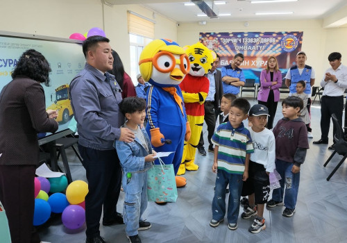 “Зорчигч тээвэр дөрөв” ОНӨААТҮГ ажилчдынхаа нэгдүгээр ангид элсэн орох 36 хүүхдэд дүрэмт хувцас авах эрхийн бичиг гардууллаа