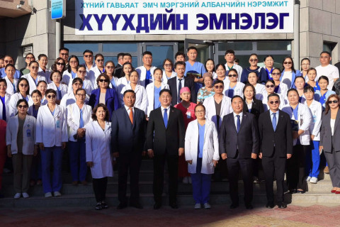 Ерөнхийлөгч У.Хүрэлсүх эмч, багш, ажилтнуудад талархал илэрхийллээ