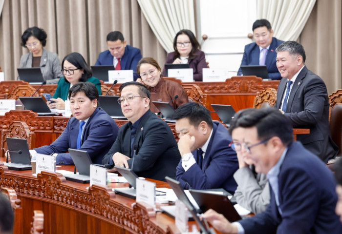 Төсвийн тодотголын төсөлтэй хамт өргөн мэдүүлсэн хууль, тогтоолын төслүүдийн анхны хэлэлцүүлгийг хийлээ