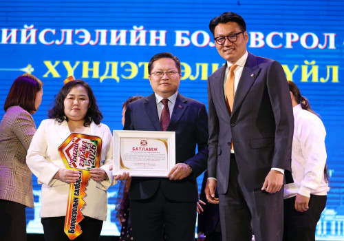 Багш гэр бүлийн төлөөлөлд түрээслээд өмчлөх орон сууцны батламж гардууллаа