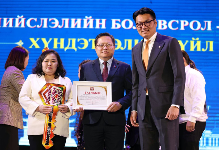 Багш гэр бүлийн төлөөлөлд түрээслээд өмчлөх орон сууцны батламж гардууллаа