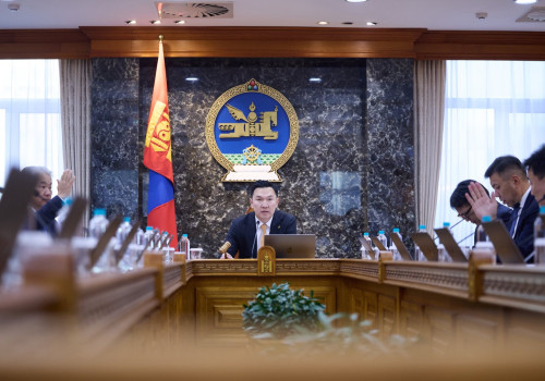 ТОМУУГААР ӨВДСӨН ХҮҮХДЭЭ АСАРЧ БАЙГАА ЭХ, ЭЦЭГ, АСРАН ХАМГААЛАГЧИД ЦАЛИНТАЙ ЧӨЛӨӨ ОЛГОХ, ЭСХҮЛ ЦАХИМААР АЖИЛЛУУЛНА