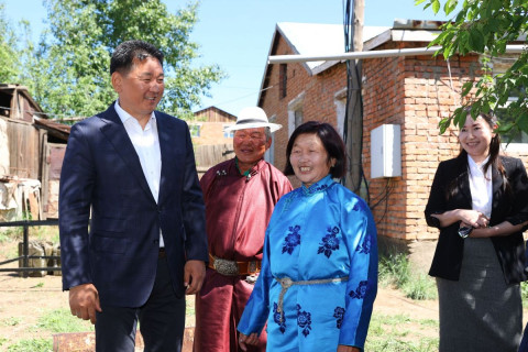 Монгол Улсын Ерөнхийлөгч У.Хүрэлсүх хашаандаа мод үржүүлж буй зарим айл өрхөд зочиллоо
