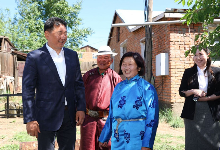 Монгол Улсын Ерөнхийлөгч У.Хүрэлсүх хашаандаа мод үржүүлж буй зарим айл өрхөд зочиллоо