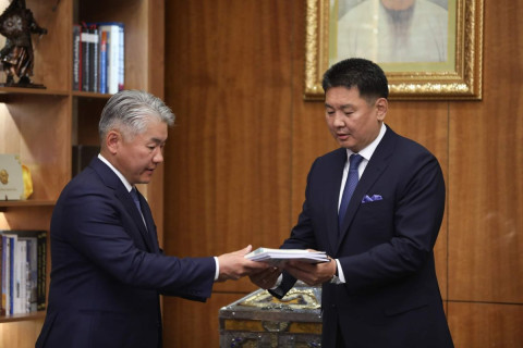Үндэсний аюулгүй байдлын үзэл баримтлалын тодотгон шинэчилсэн төсөл, Үндэсний аюулгүй байдлын тухай хуулийн шинэчилсэн найруулгын төслийг Монгол Улсын Ерөнхийлөгчид өргөн барилаа