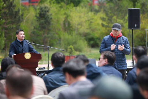 Б.Энхбаяр:Парк болон бусад цэцэрлэгүүдэд мод, бутнаас өөр юм хэрэггүй шүү