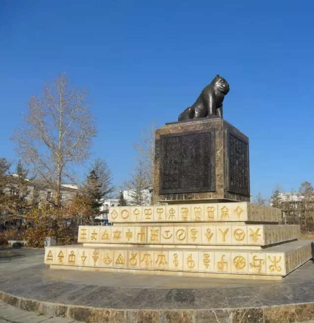 Монгол төрийн тамганы хөшөөний суурийг бэхжүүлж, шинэчлэн засварлаж байна