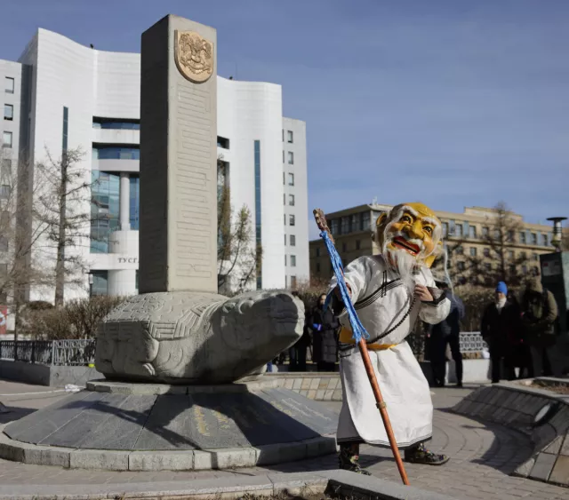 Нийслэлийн 387 жилийн ойд зориулан Гэрэлт хөшөөнд цэцэг өргөлөө