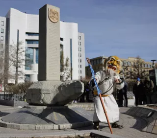 Нийслэлийн 387 жилийн ойд зориулан Гэрэлт хөшөөнд цэцэг өргөлөө