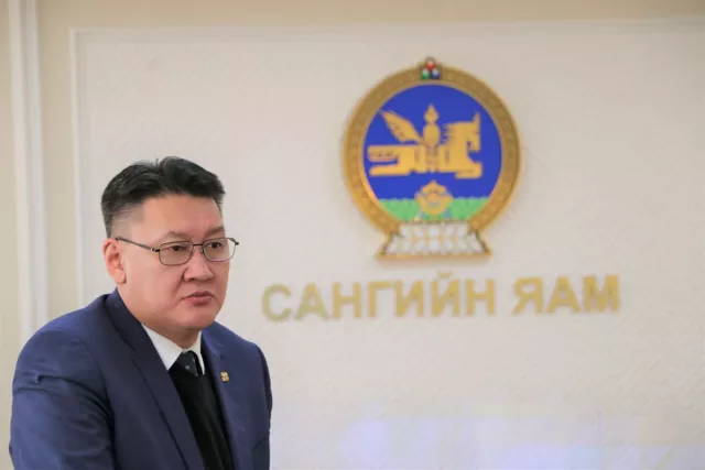 Сангийн сайд жинхэнэдээ ямар бяртайг хармаар л байна, ард түмэн! /ВИДЕО/