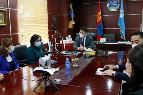 БЗД-ийн Засаг дарга Н.Баярмөнх, НИТХ-ын төлөөлөгч Д.Энхбаяр нар сувилагч нарт хүндэтгэл үзүүллээ