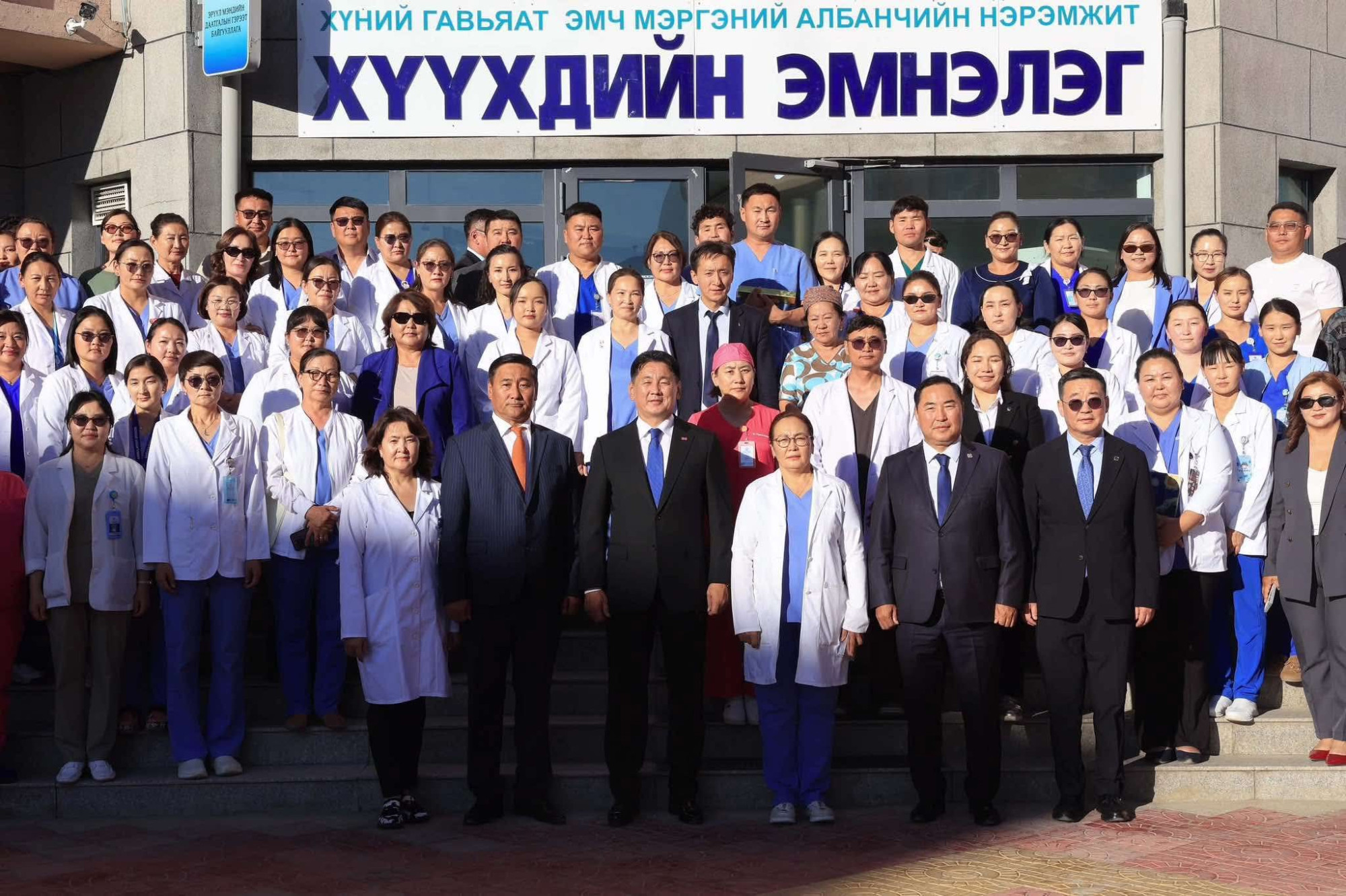 Ерөнхийлөгч У.Хүрэлсүх эмч, багш, ажилтнуудад талархал илэрхийллээ