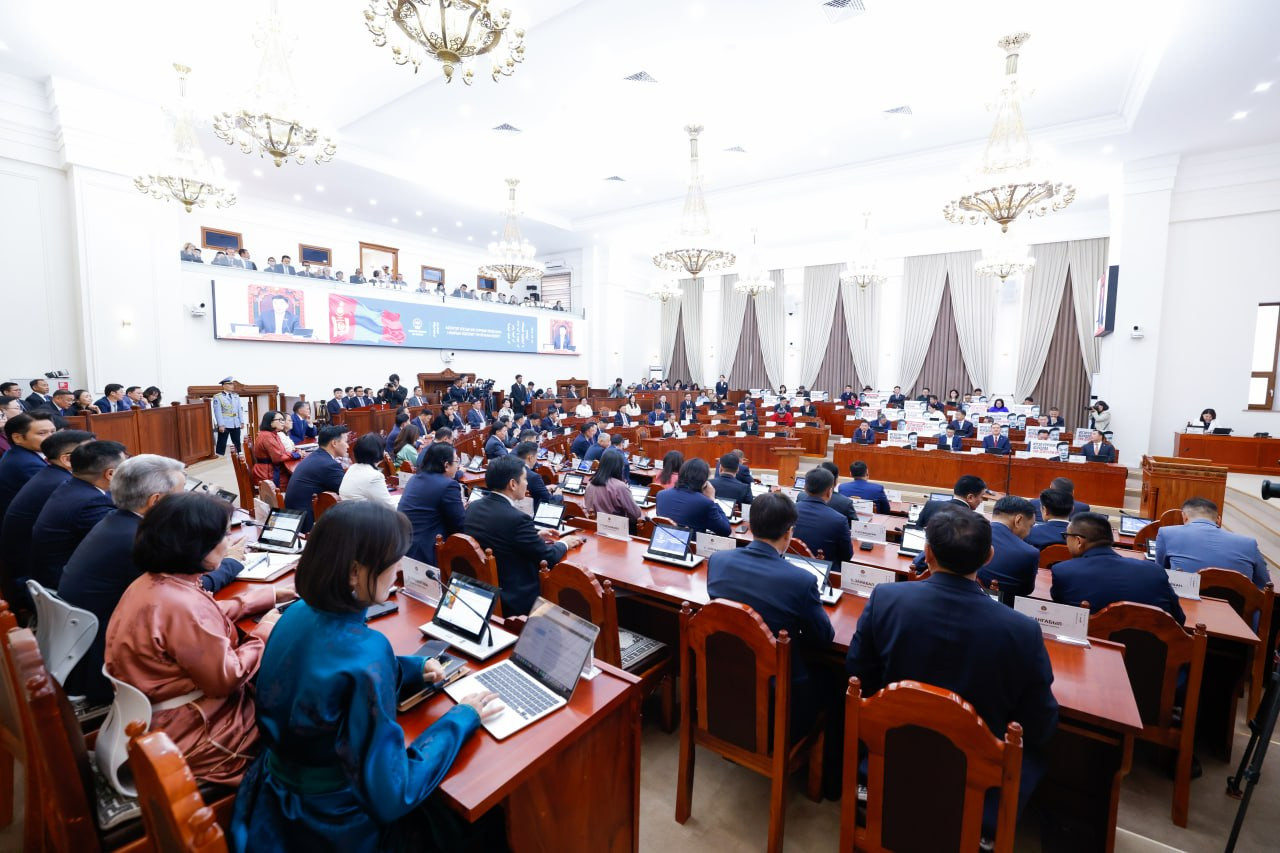 УИХ-ын гишүүд Монгол Улсын 2027 оны төсвийн тухай хуулийн төслийн талаарх хэлэлцүүлгийг тойрогтоо өрнүүлж байна