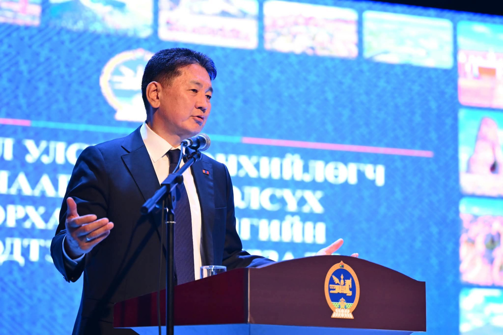 Ерөнхийлөгч У.Хүрэлсүх Өвөрхангай аймгийн иргэдтэй уулзав